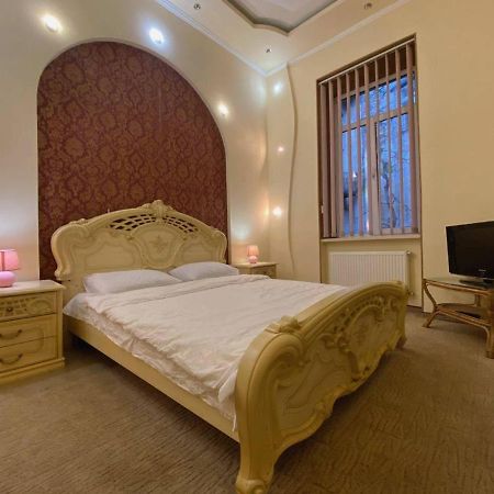 Apartment Veronica In Center Lviv Bagian luar foto